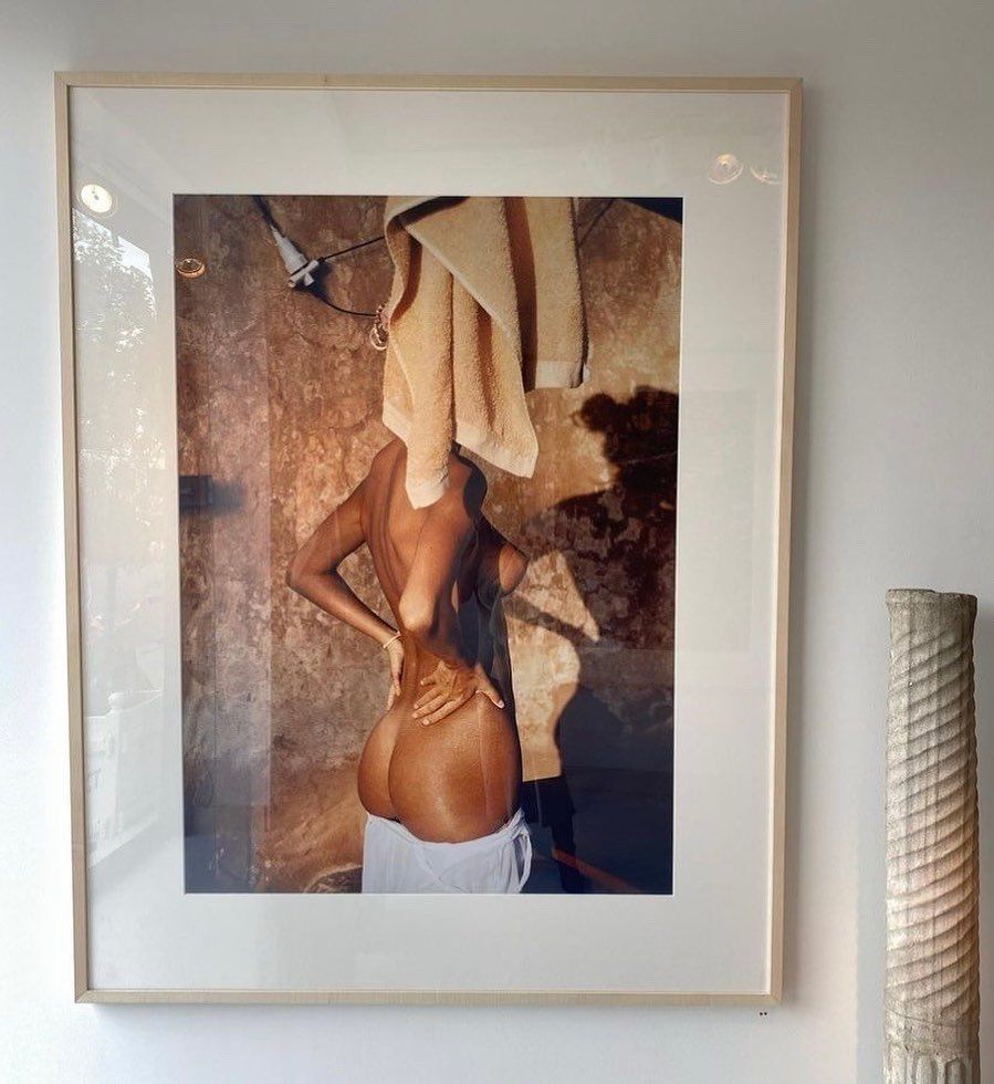 Jaimie Vaes, de vriendin van Lil' Kleine, plaatst kunstige blote billen foto