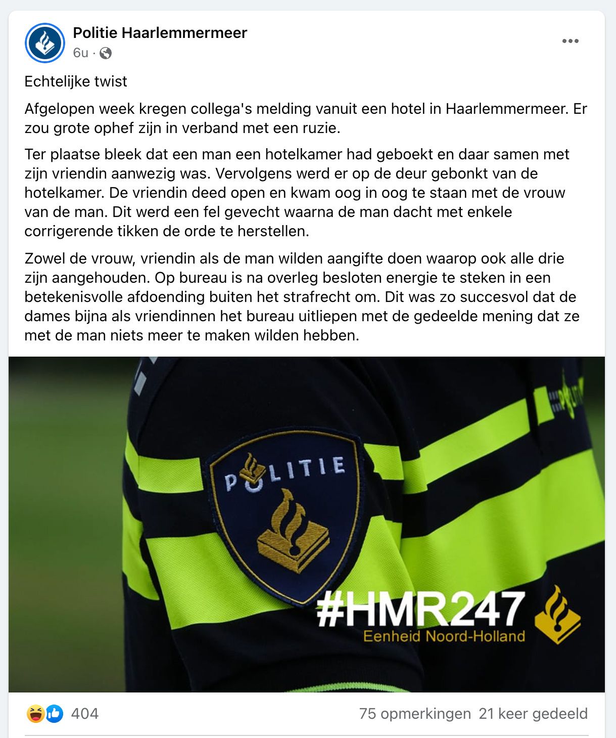 Vrouw betrapt haar vreemdgaande man, hij deelt corrigerende tikken uit aan vrouw en vriendin