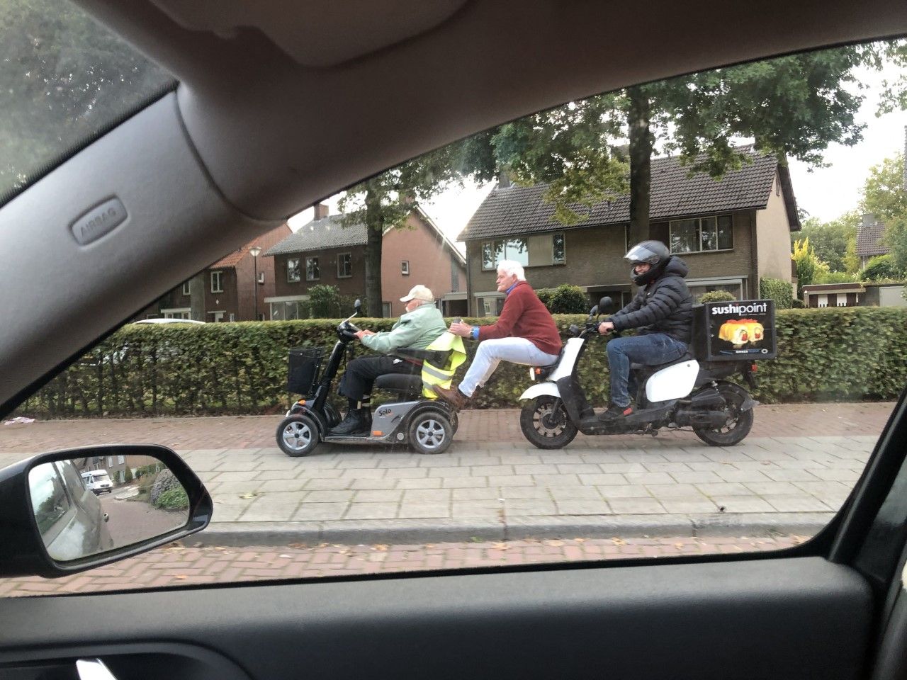 Helden in Hilvarenbeek brengen bejaarde man op scootmobiel naar huis