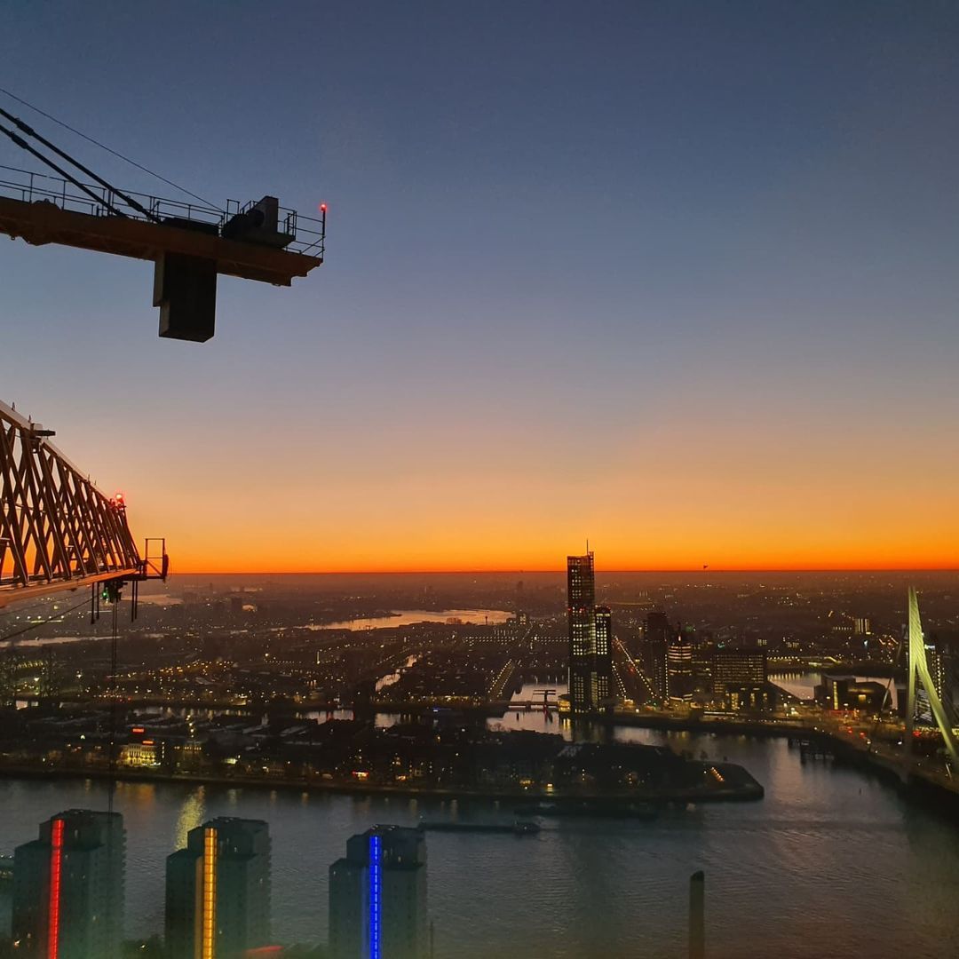 Rotterdamse kraanmachinist legt mooiste zonsopgang van Nederland vast