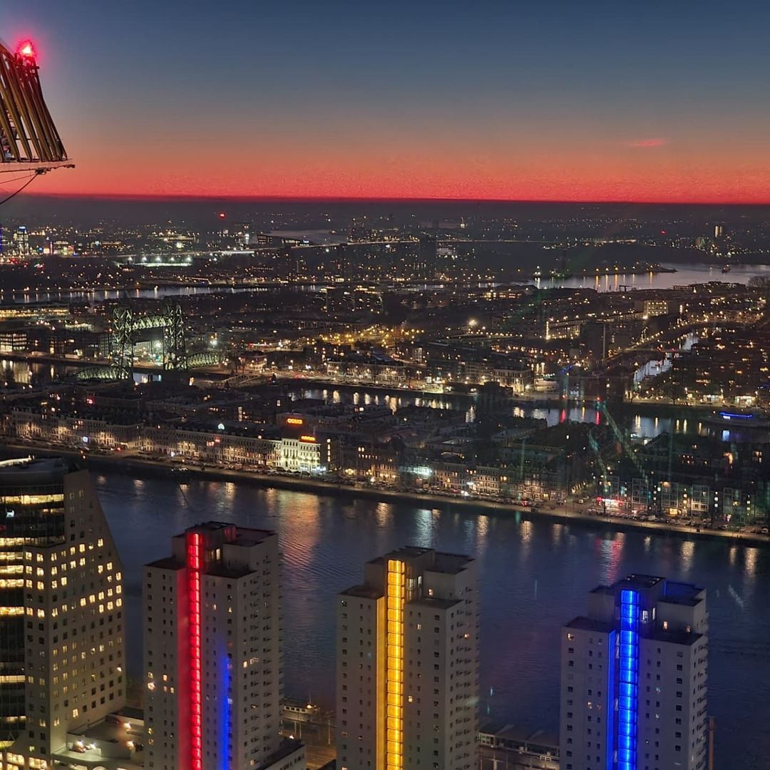Rotterdamse kraanmachinist legt mooiste zonsopgang van Nederland vast