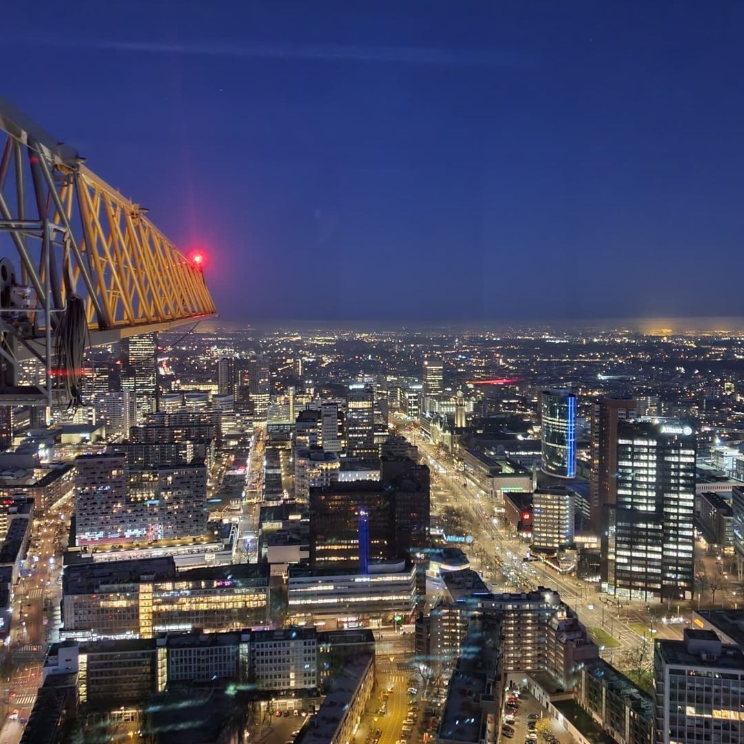 Rotterdamse kraanmachinist legt mooiste zonsopgang van Nederland vast