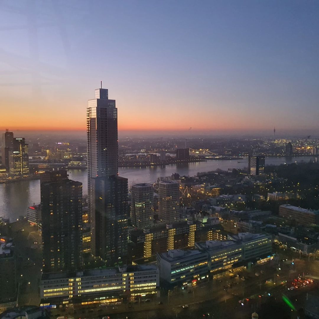 Rotterdamse kraanmachinist legt mooiste zonsopgang van Nederland vast