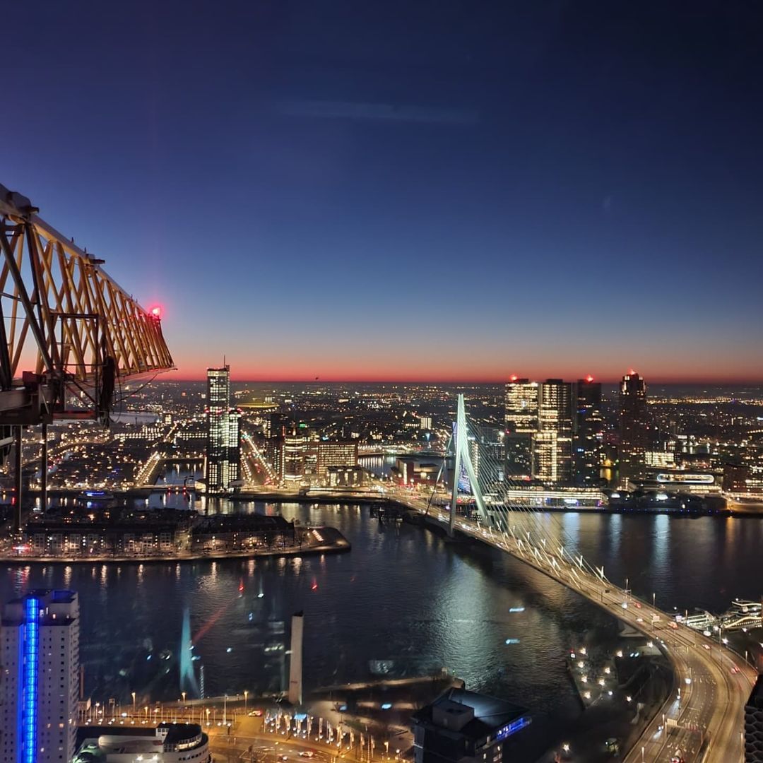 Rotterdamse kraanmachinist legt mooiste zonsopgang van Nederland vast
