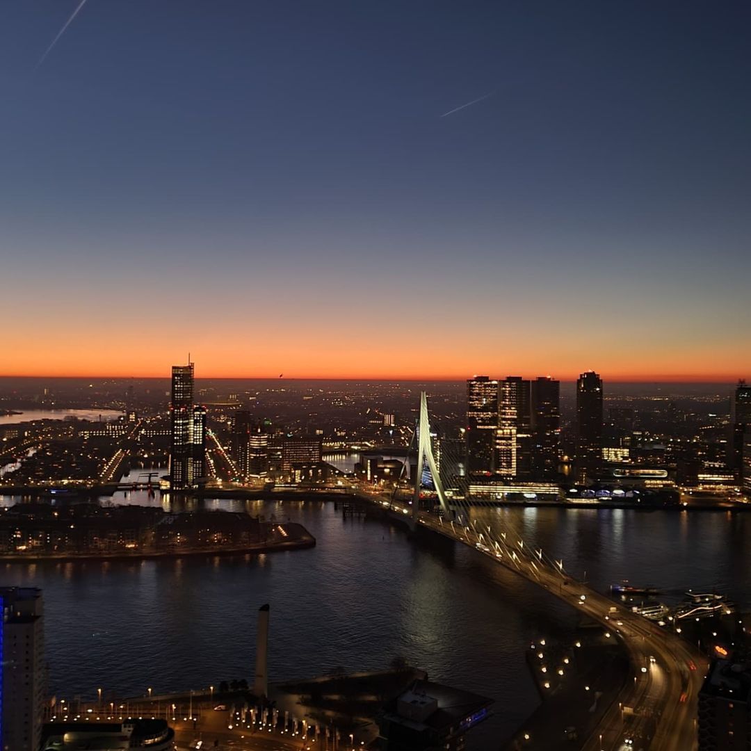 Rotterdamse kraanmachinist legt mooiste zonsopgang van Nederland vast