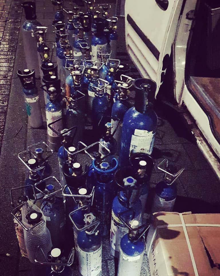 Politie Rotterdam vindt 57 flessen lachgas in bestelbusje