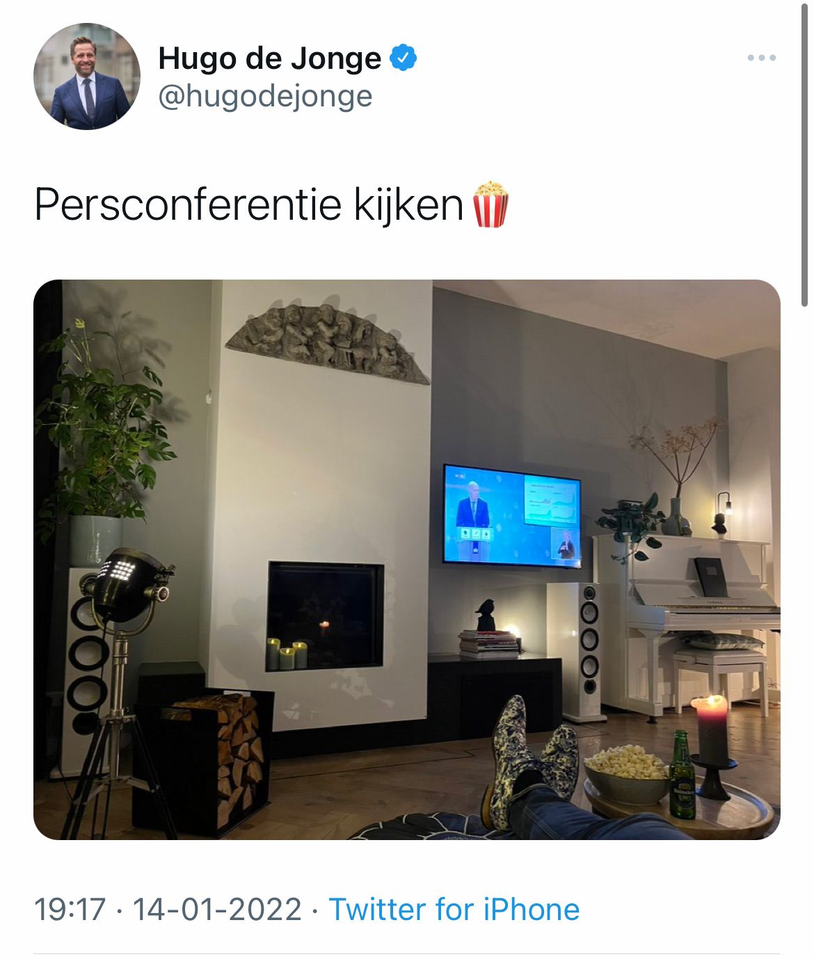Ondertussen bij Hugo de Jonge thuis: Persconferentie kijken