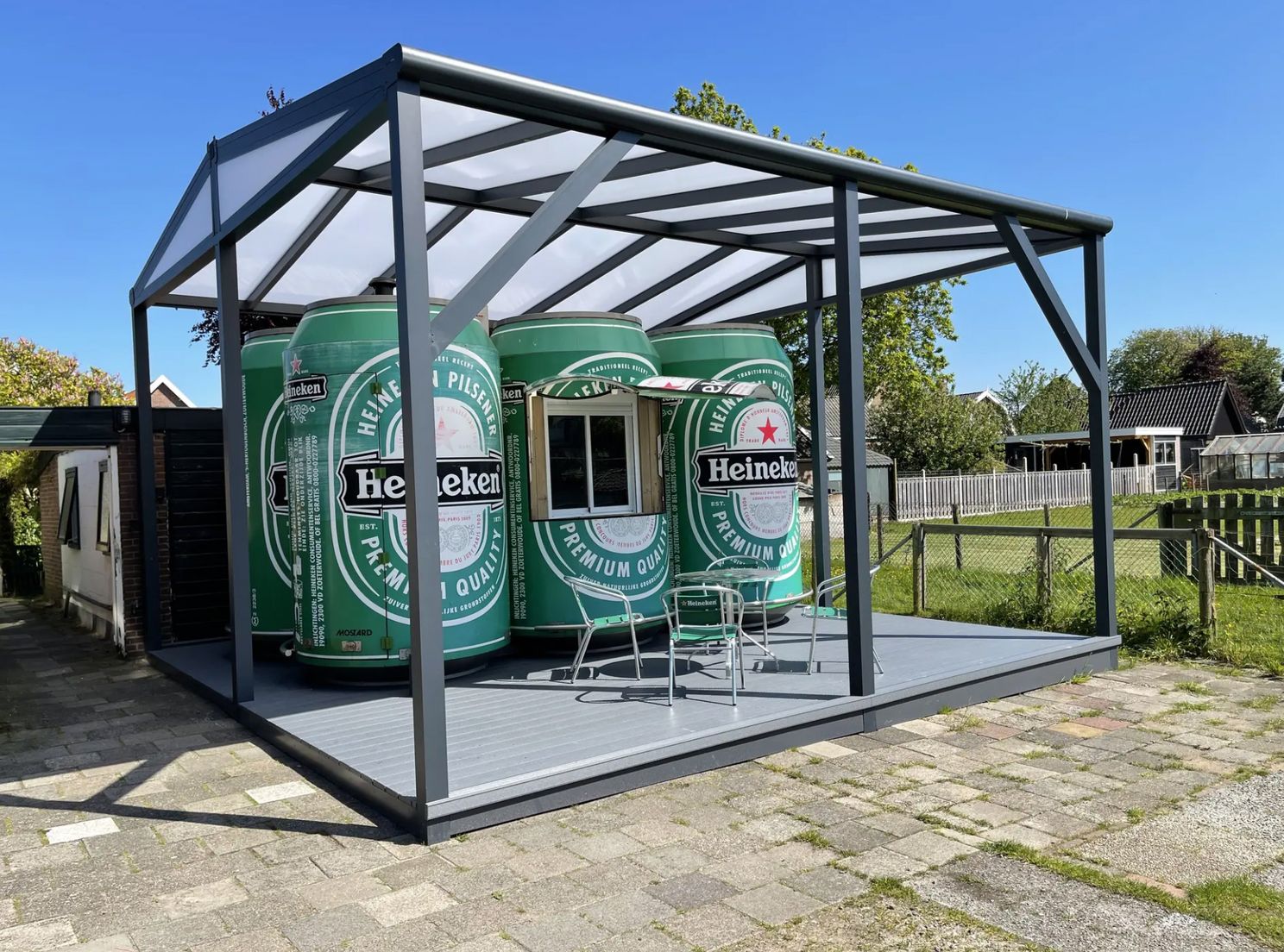 Voor de mensen die echt een unieke slaapplaats willen: Bierblik als vakantiehuisje