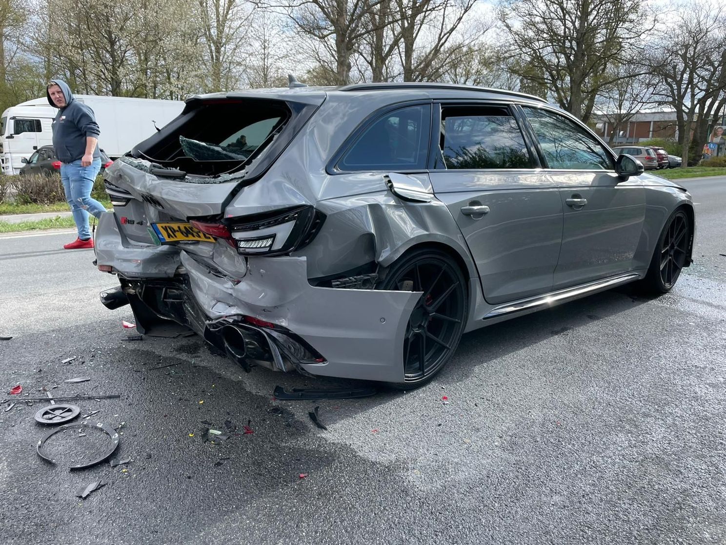 Audi RS4 afgeschreven nadat Mini erop klapte op heenweg naar Spring Event 2022