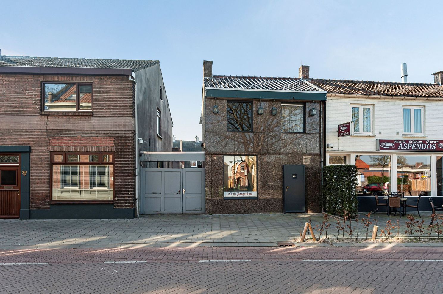 Shut Up and Take My Money: In Loon op Zand staat huis met cafe te koop