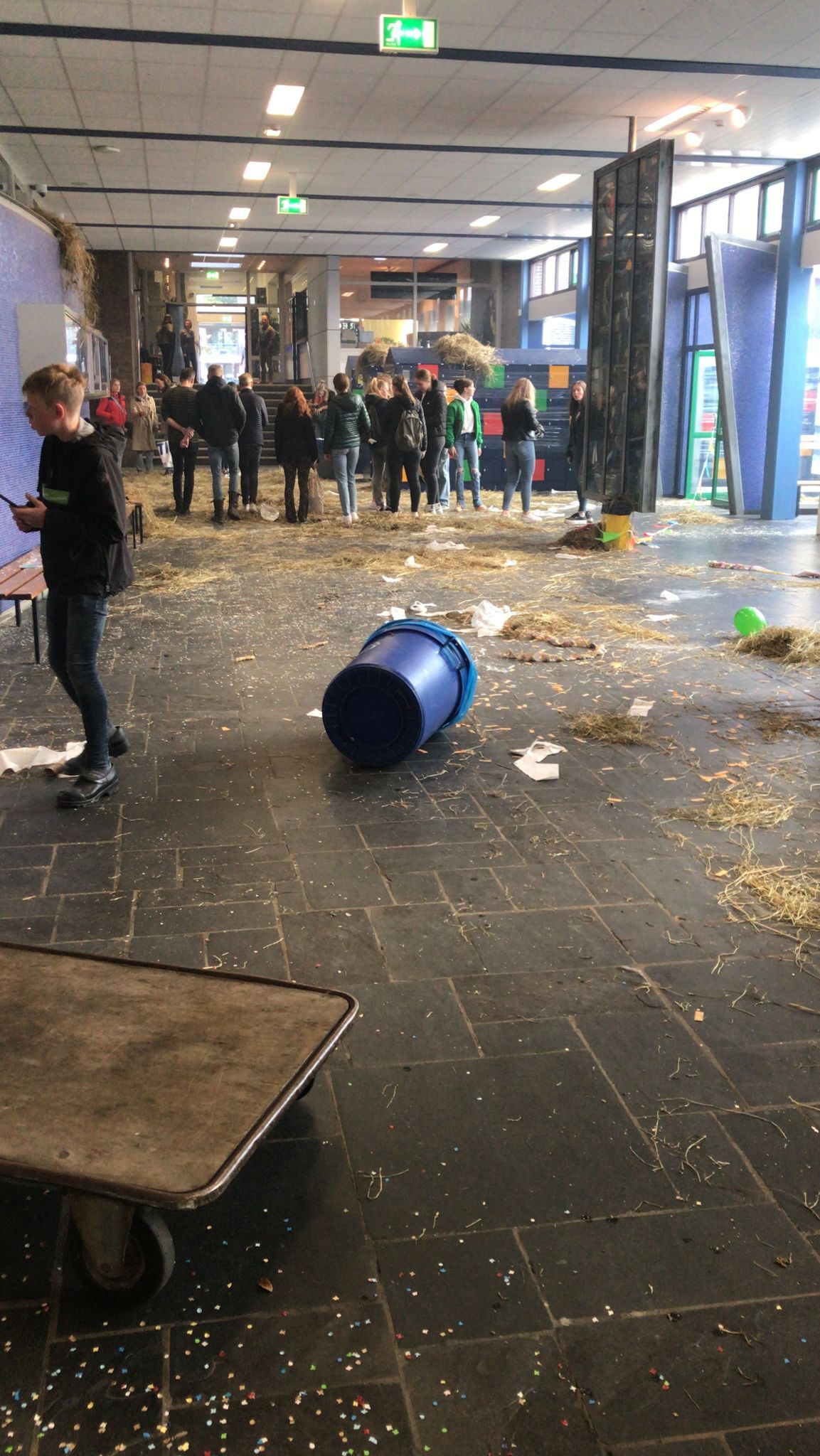 In Oldenzaal is een school omgebouwd tot boerderij voor Examenstunt 2022