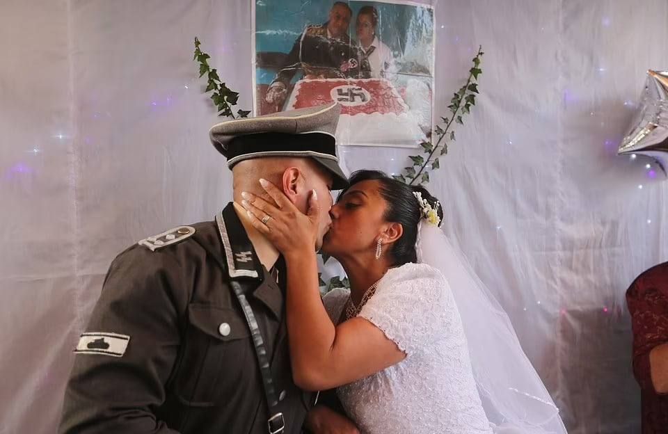 Mexicaans koppel trouwde geheel in Nazi stijl