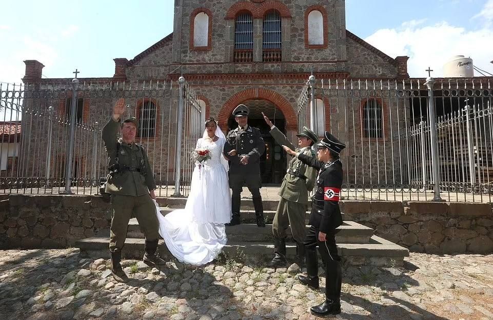 Mexicaans koppel trouwde geheel in Nazi stijl