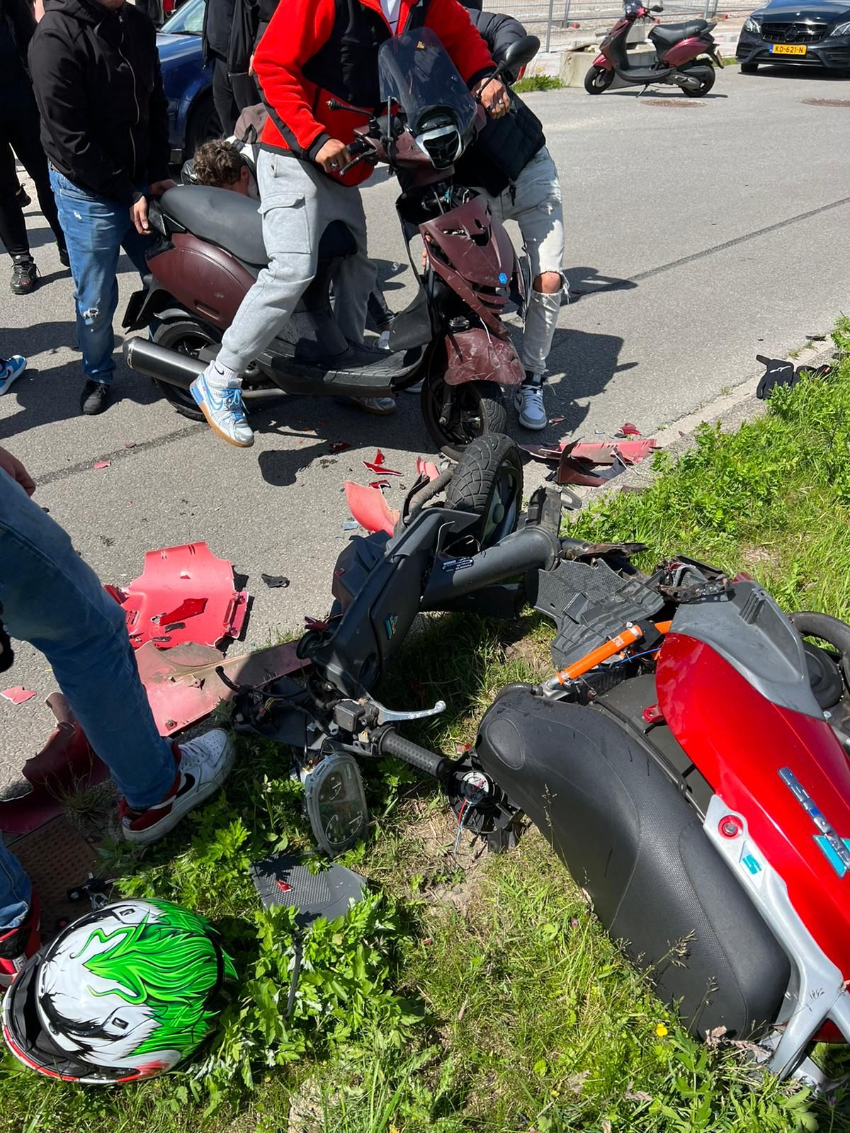 Video ongeluk van motorrijder tijdens stunten in Julianahaven in Dordrecht