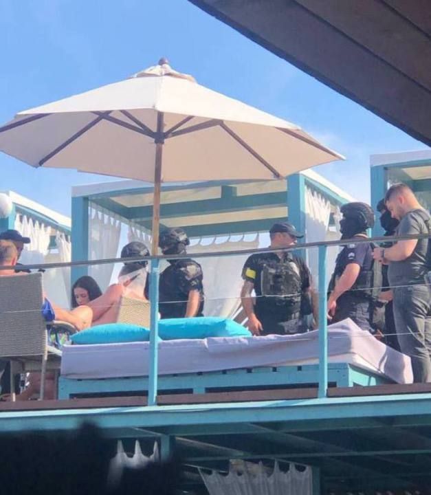 Koppel iets te frivool tijdens bezoek aan beachclub in Odessa