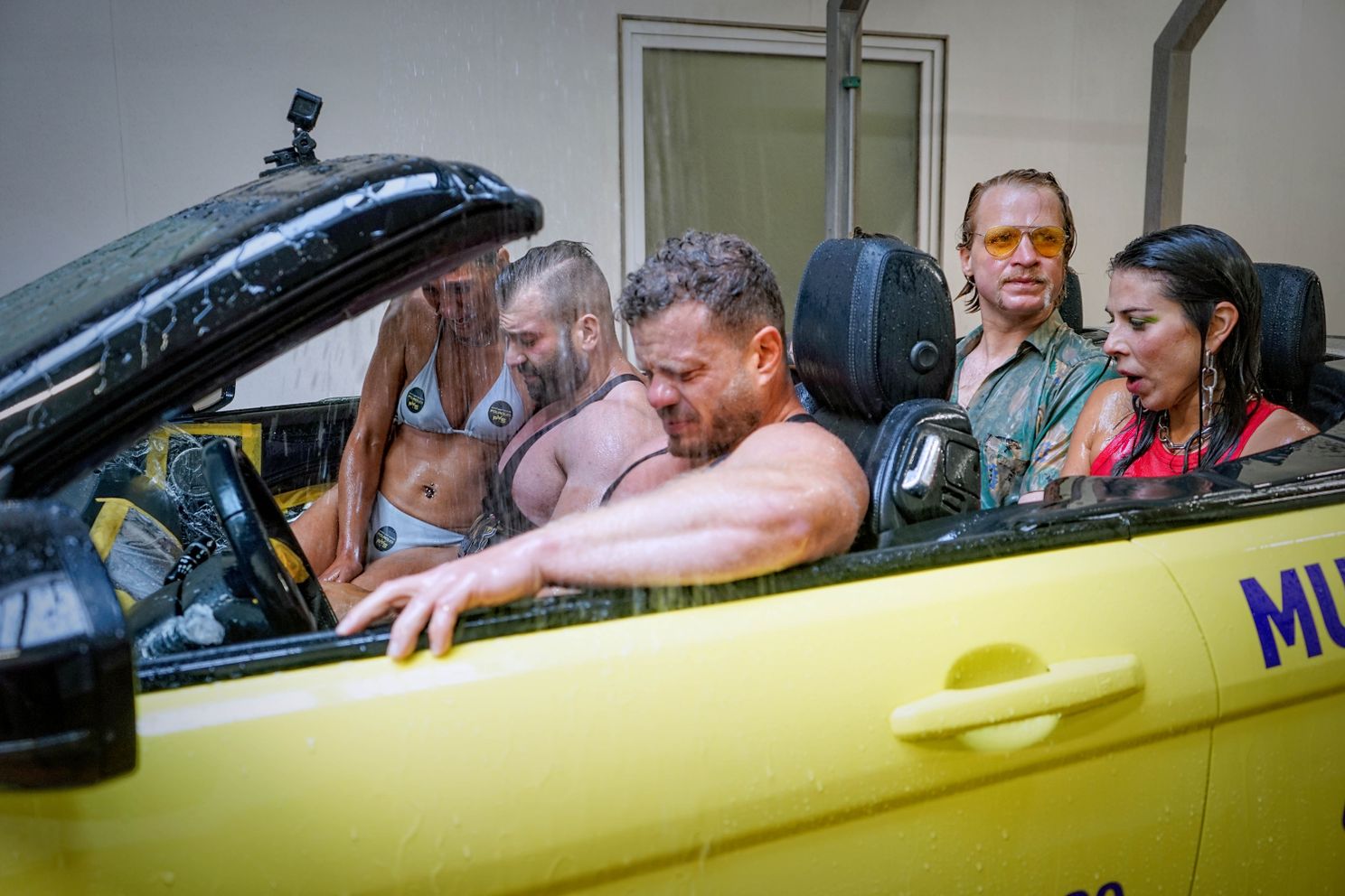 Met auto door wasstraat als voorbereiding op Kamping Kitsch Club 2022