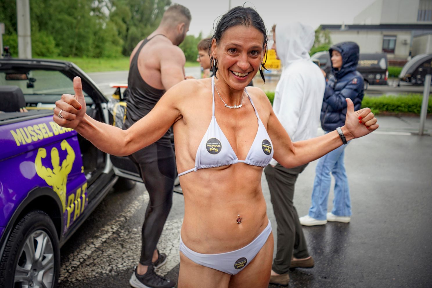 Met auto door wasstraat als voorbereiding op Kamping Kitsch Club 2022