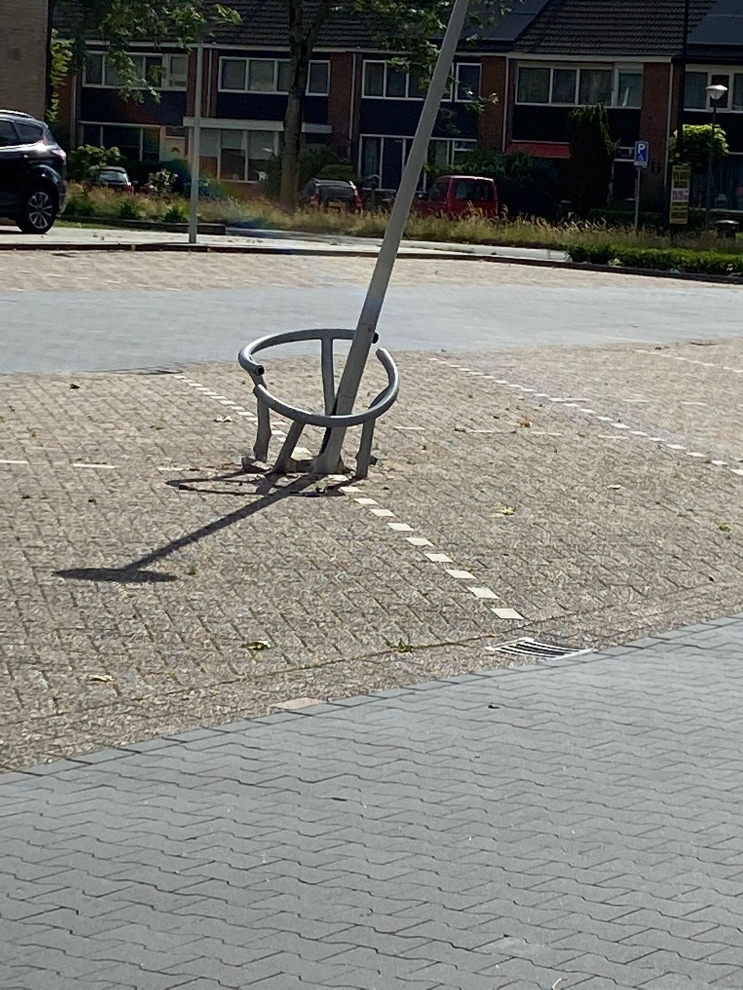 Man parkeert in Twentse Borne netjes tussen de lijnen, maar keihard tegen een paal