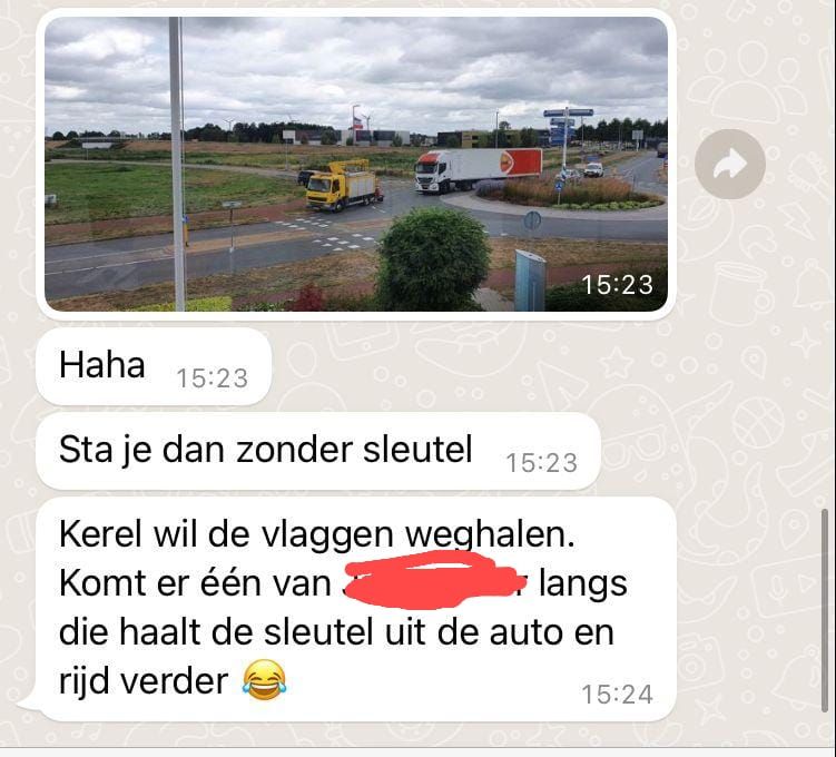 Iemand wil vlaggen weghalen, chauffeur pakt sleutel en rijdt verder