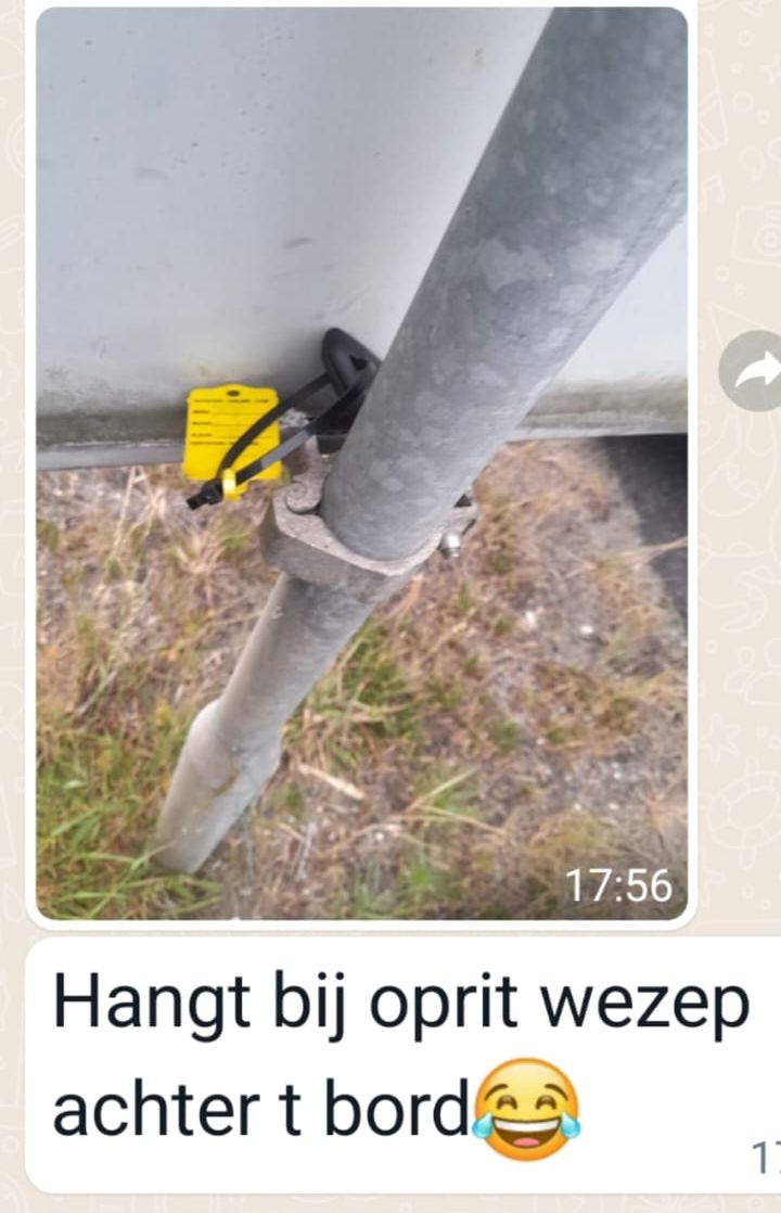 Iemand wil vlaggen weghalen, chauffeur pakt sleutel en rijdt verder