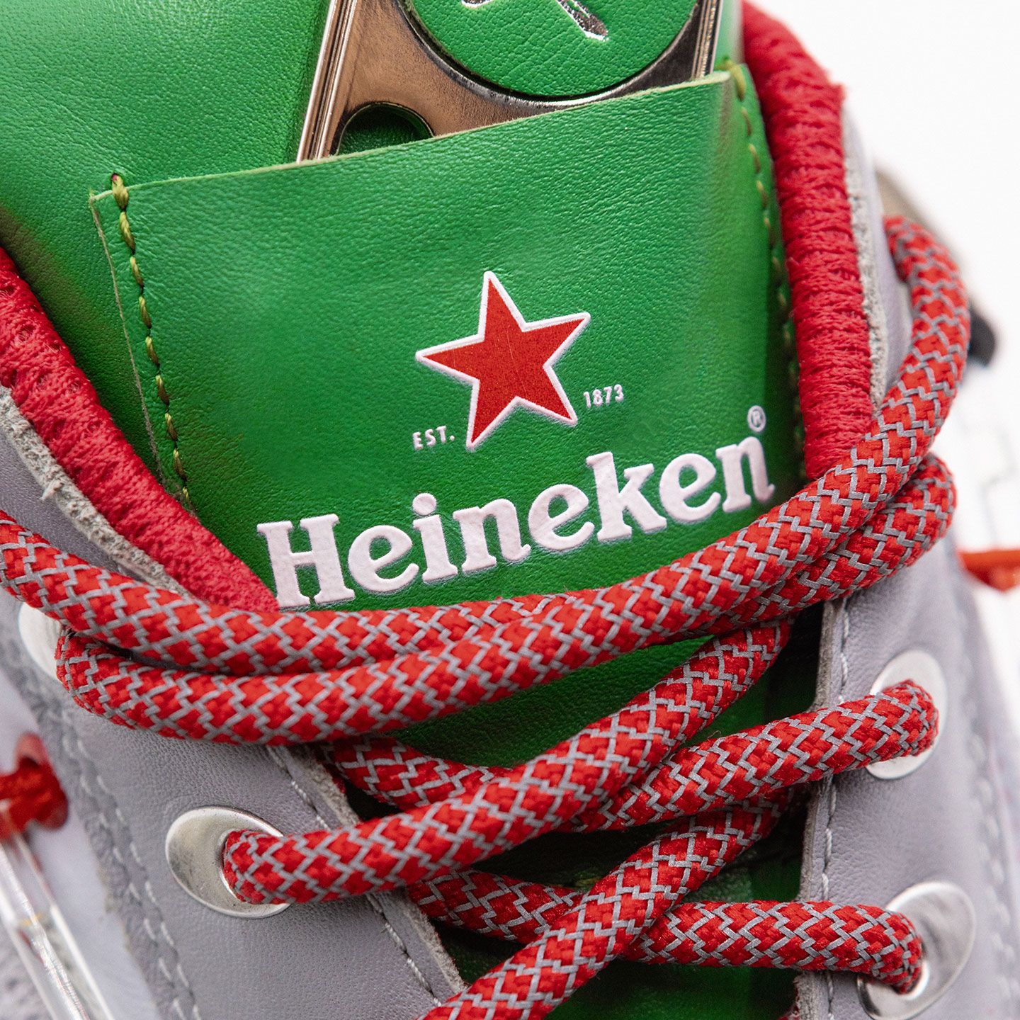 Heineken sneakers genaamd Heinekicks met bier in de zool