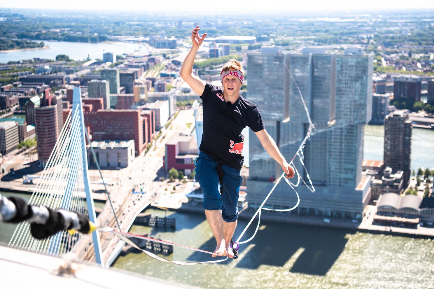 Brute beelden van slackliner Jaan Roose die loopt tussen hoogste gebouwen van Rotterdam