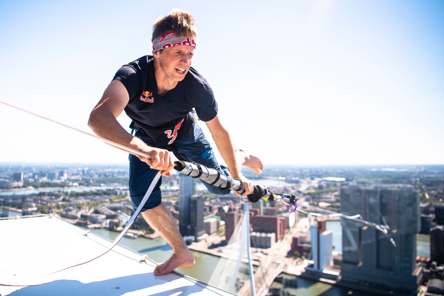 Brute beelden van slackliner Jaan Roose die loopt tussen hoogste gebouwen van Rotterdam