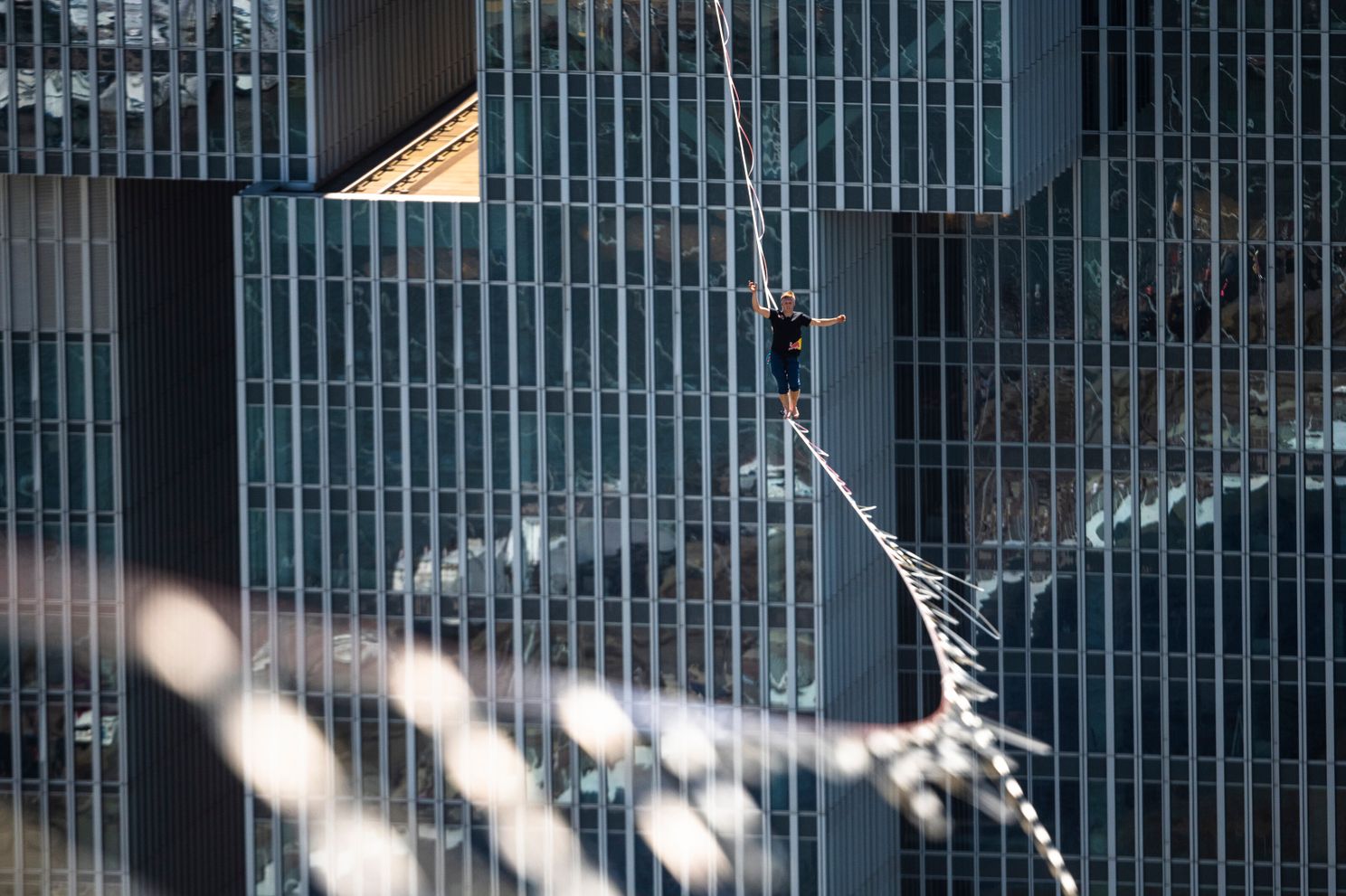 Brute beelden van slackliner Jaan Roose die loopt tussen hoogste gebouwen van Rotterdam