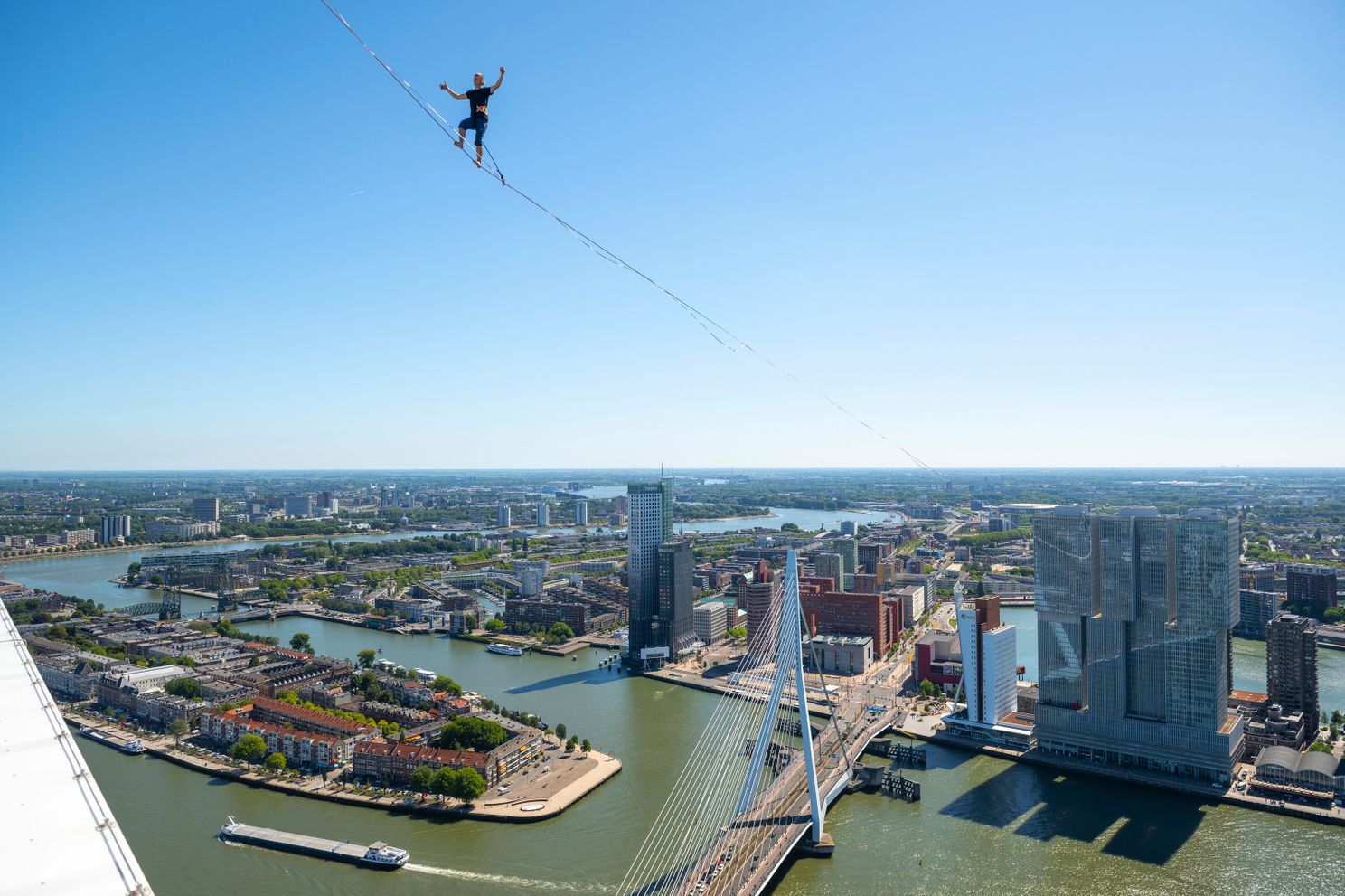Brute beelden van slackliner Jaan Roose die loopt tussen hoogste gebouwen van Rotterdam