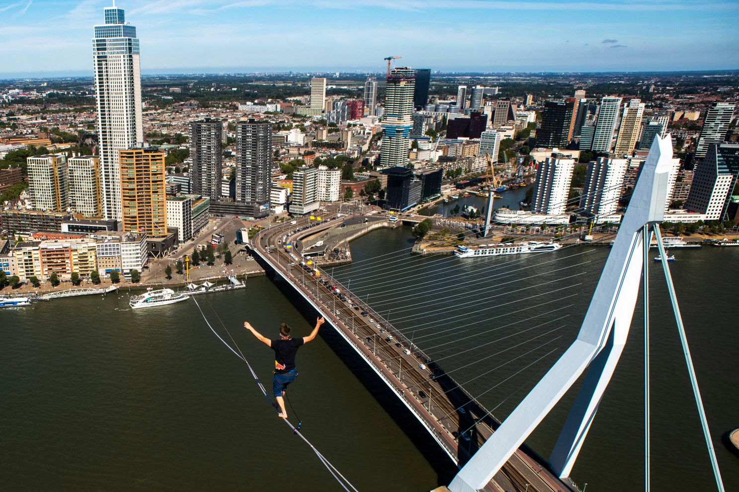 Brute beelden van slackliner Jaan Roose die loopt tussen hoogste gebouwen van Rotterdam