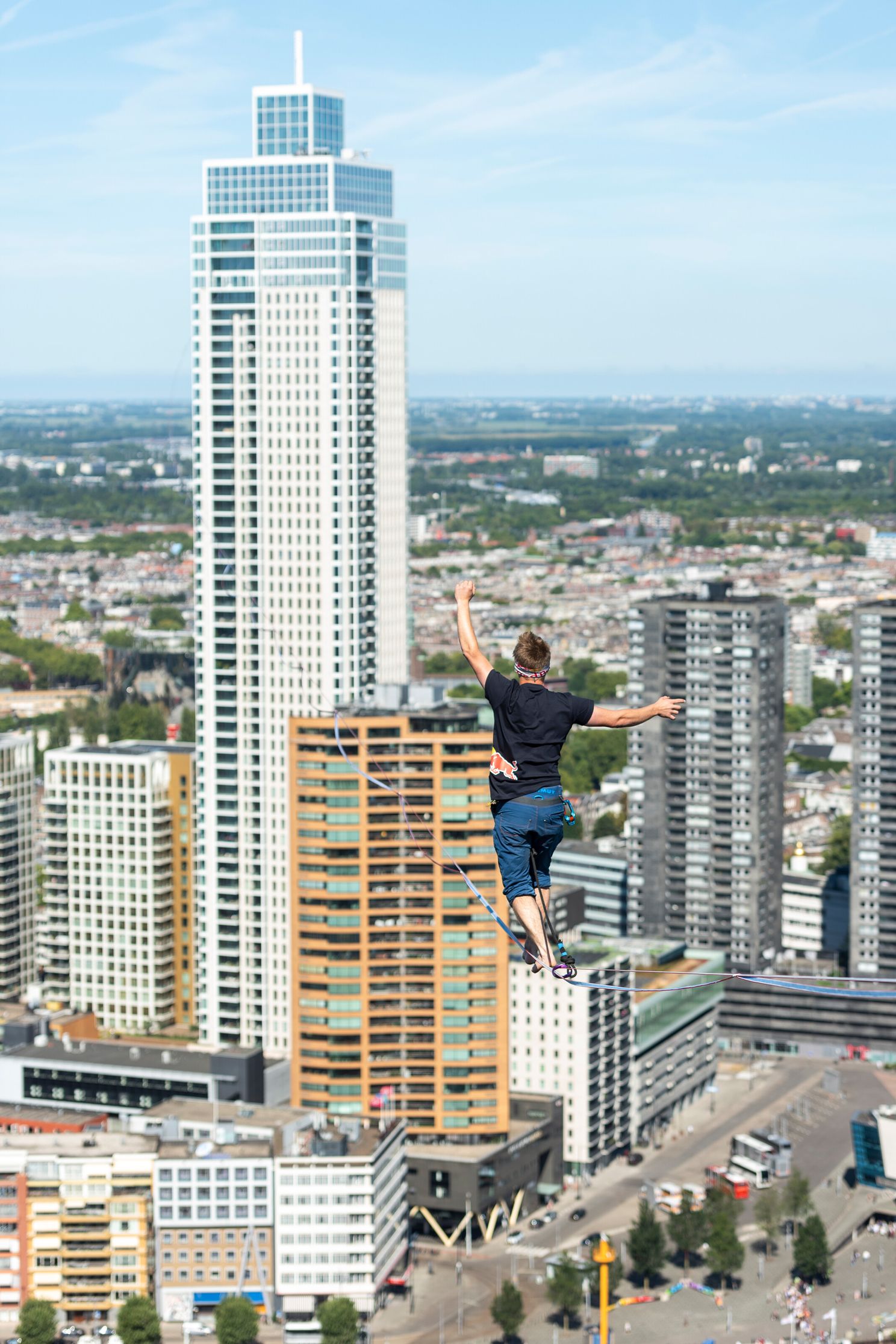 Brute beelden van slackliner Jaan Roose die loopt tussen hoogste gebouwen van Rotterdam