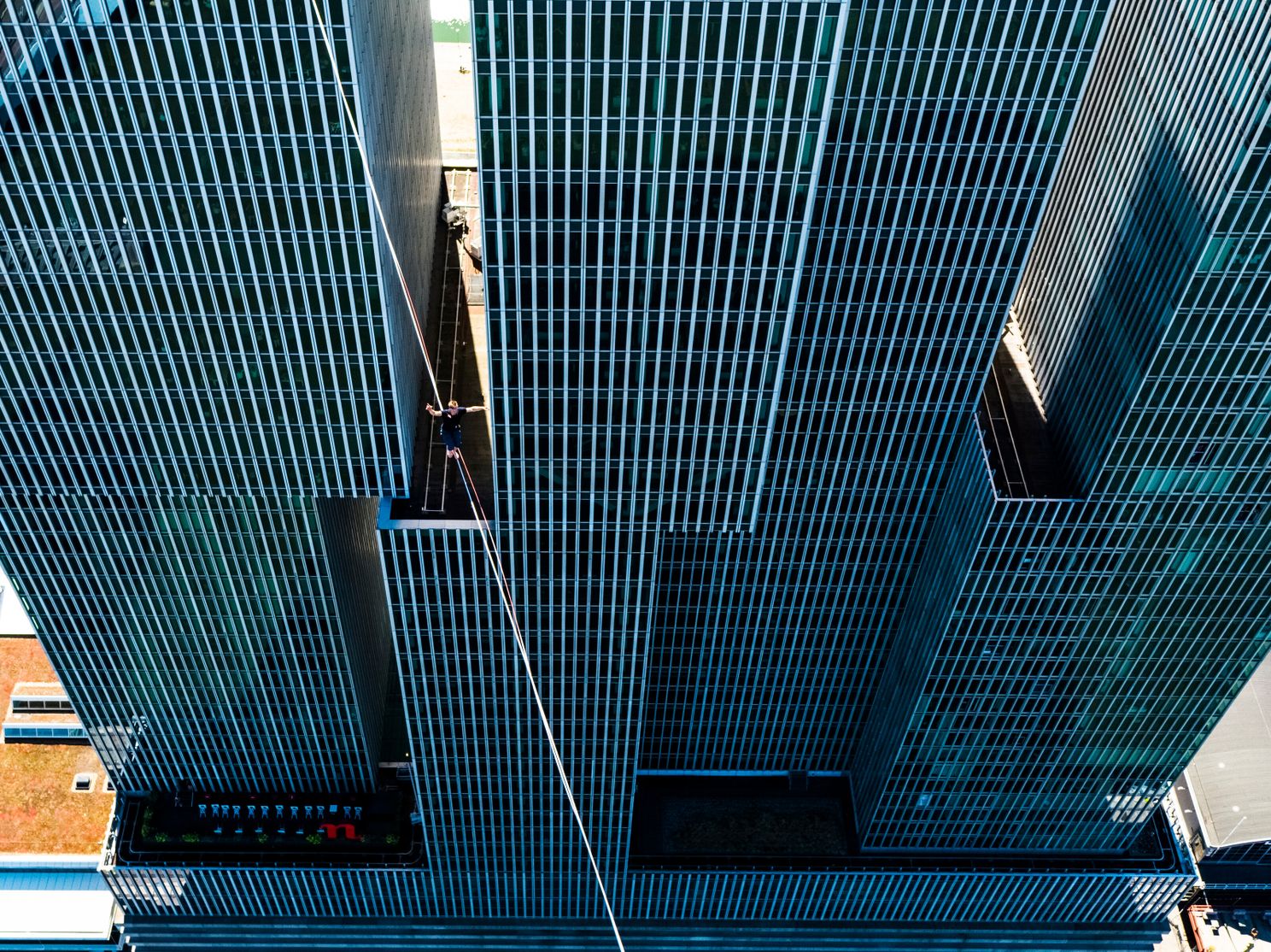 Brute beelden van slackliner Jaan Roose die loopt tussen hoogste gebouwen van Rotterdam