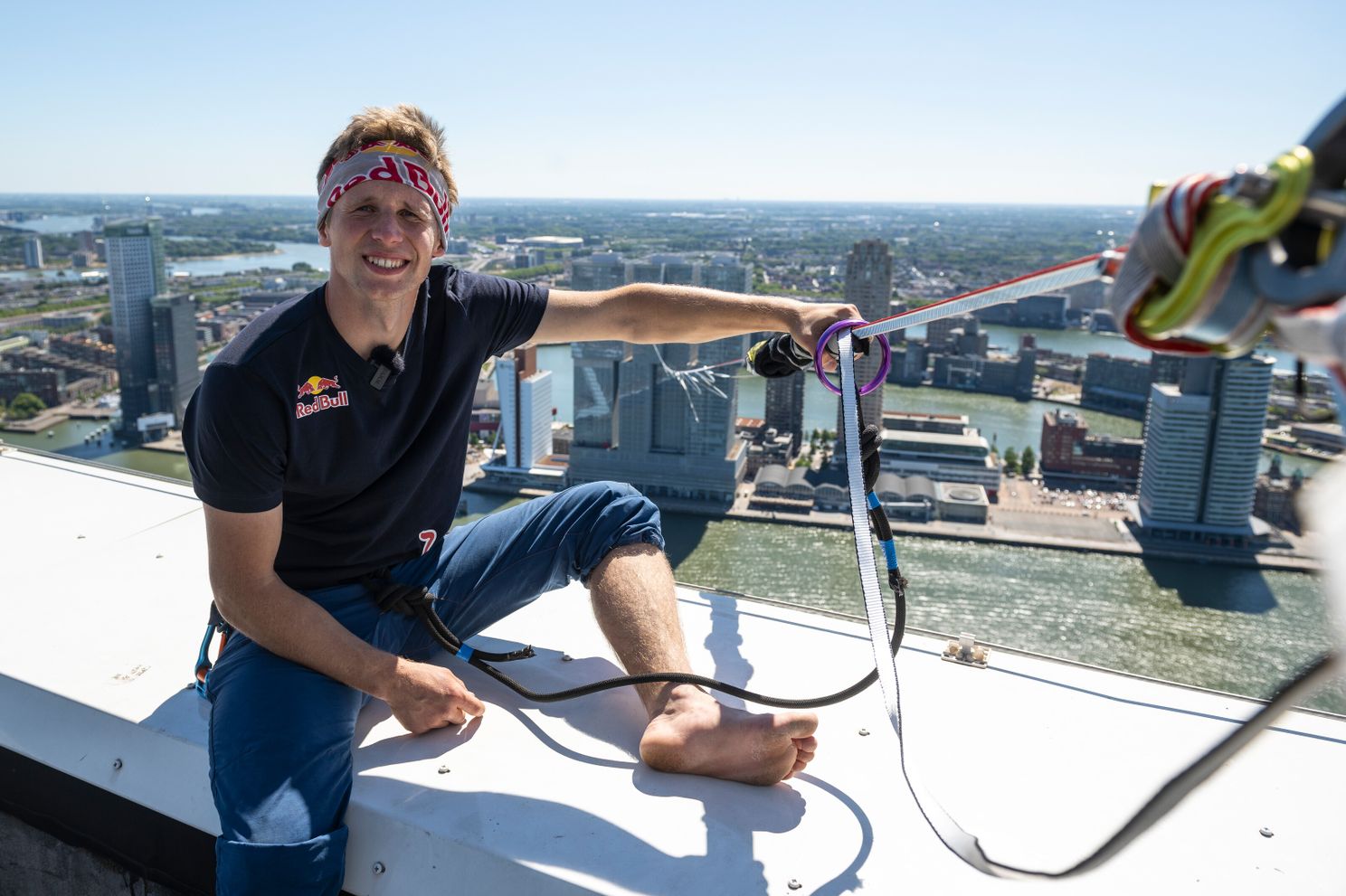Brute beelden van slackliner Jaan Roose die loopt tussen hoogste gebouwen van Rotterdam
