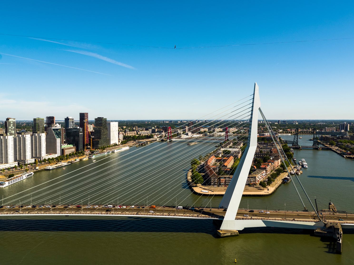 Brute beelden van slackliner Jaan Roose die loopt tussen hoogste gebouwen van Rotterdam