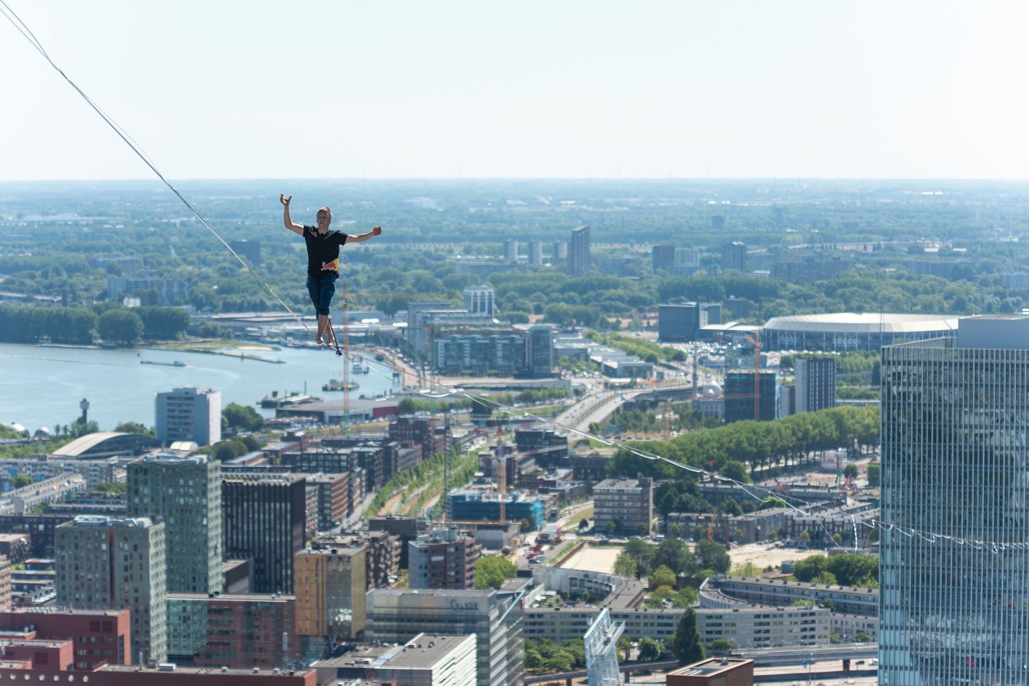 Brute beelden van slackliner Jaan Roose die loopt tussen hoogste gebouwen van Rotterdam