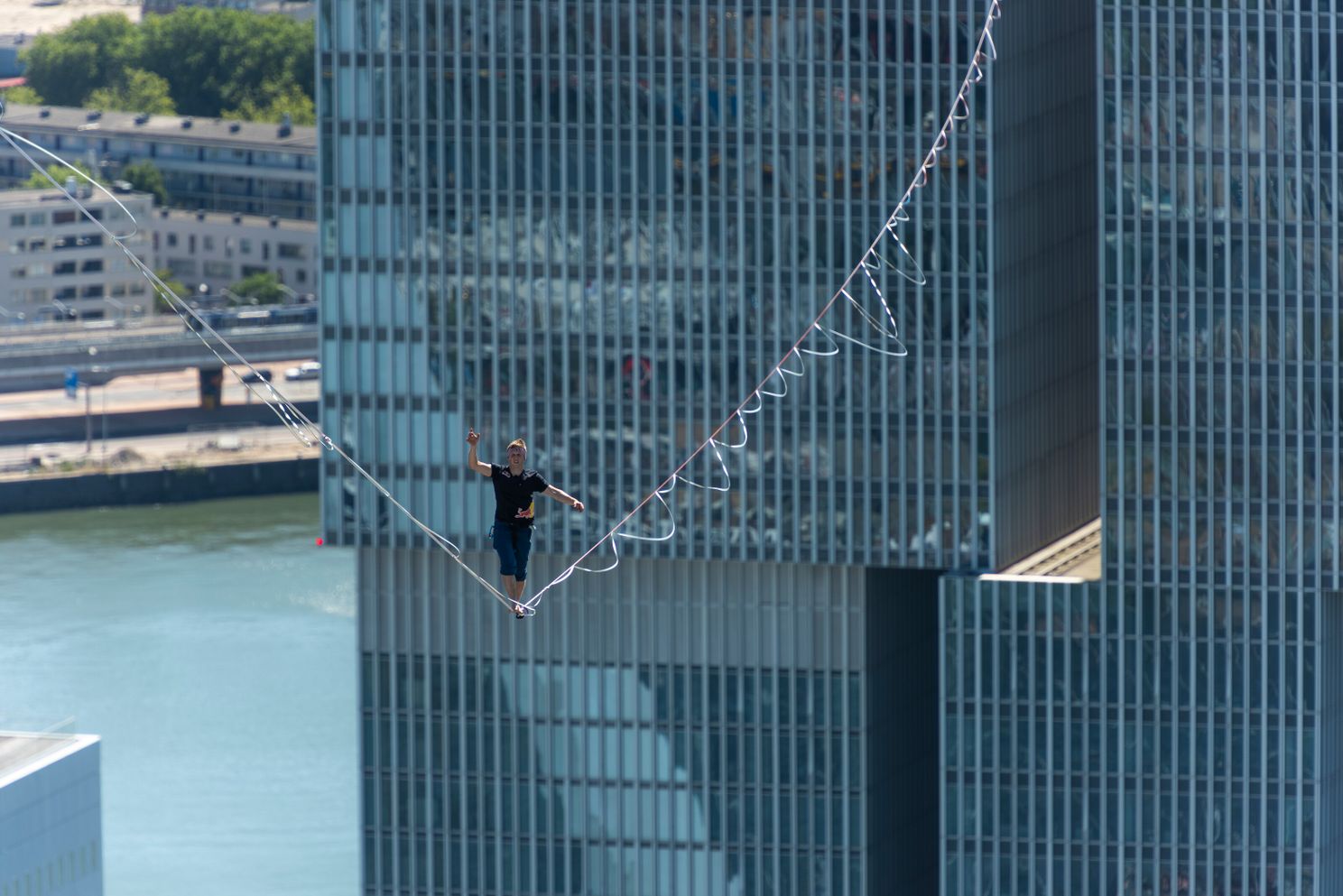 Brute beelden van slackliner Jaan Roose die loopt tussen hoogste gebouwen van Rotterdam