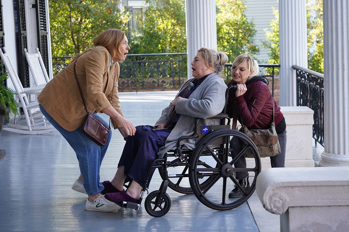 Tante Hilda gaat dood en familie aast op fortuin in 'The Estate'