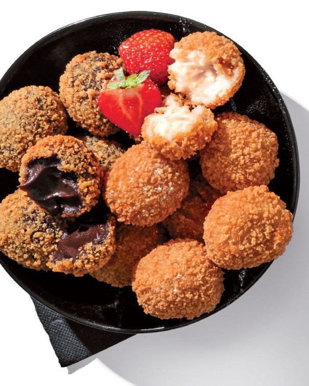 Chocola karamel-zeezout en witte chocola aardbeiensmaak bitterballen bij Lidl