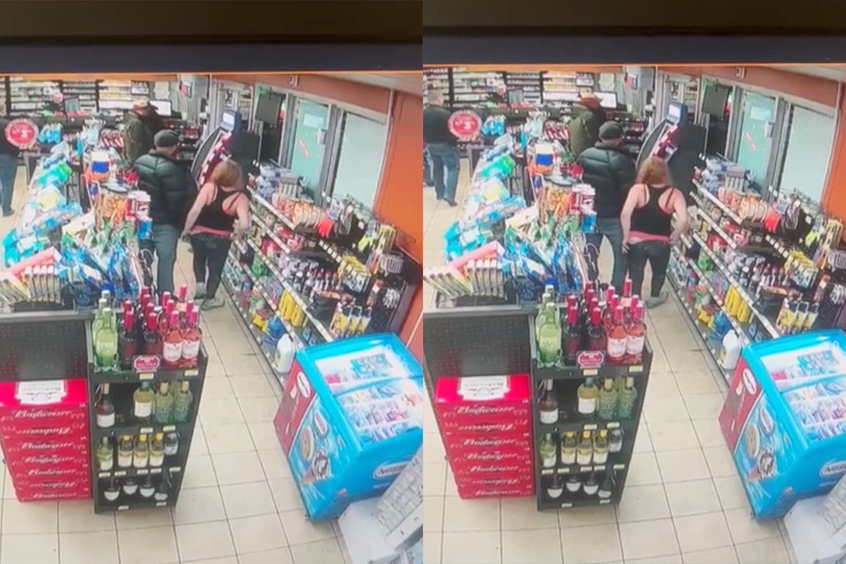 Man en vrouw werken samen, zodat vrouw boodschap kan doen in rij voor kassa