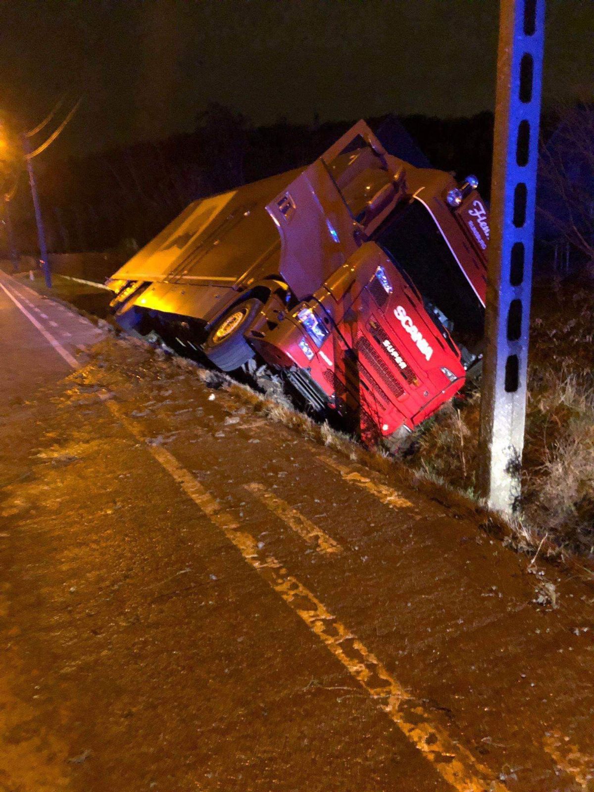 Beschonken Nederlandse chauffeur komt met vrachtwagen in gracht in Belgie terecht