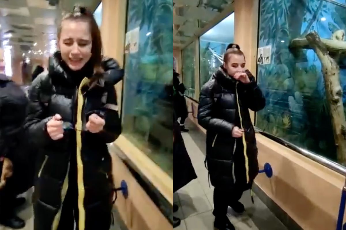 Aap gaat lekker spelen met zijn fluit
