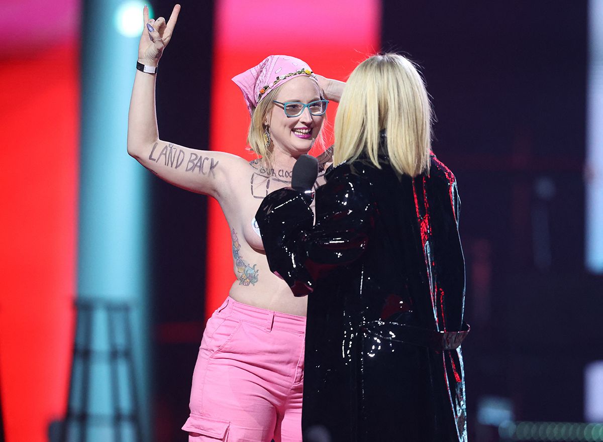 Avril Lavigne vindt 'topless streaker' op podium Juno Awards toch niet zo leuk
