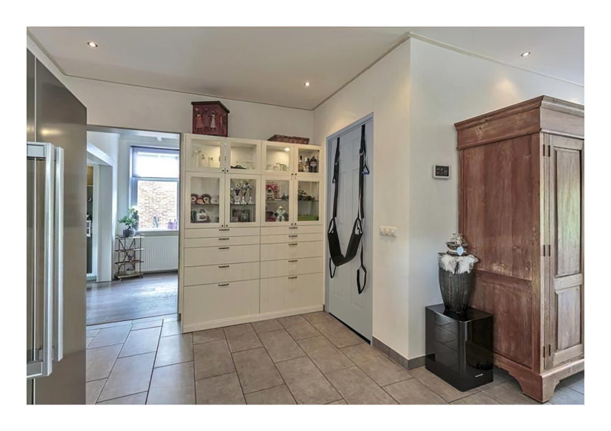 Speeltjes duidelijk niet opgeruimd op foto's van huis, maar dat is de bedoeling