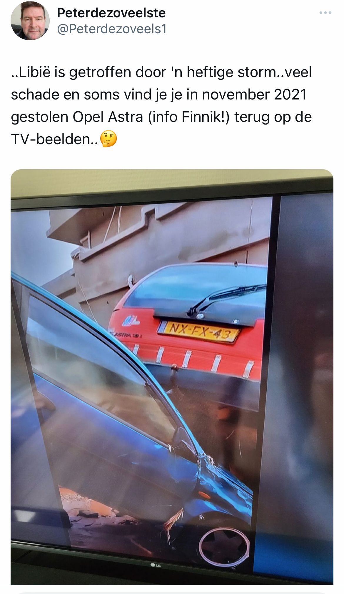 Man spot zijn gestolen auto op beelden van heftige storm in Libië
