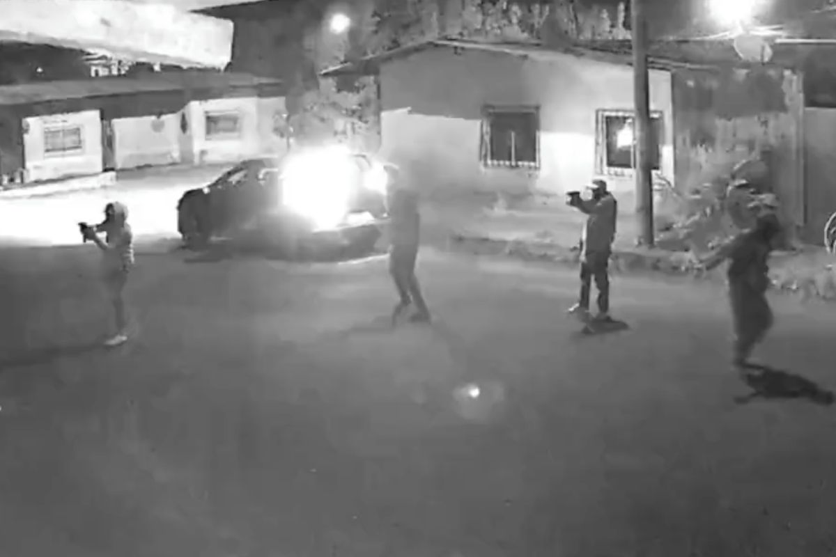 Gooi de pin en stap in de auto met de handgranaat