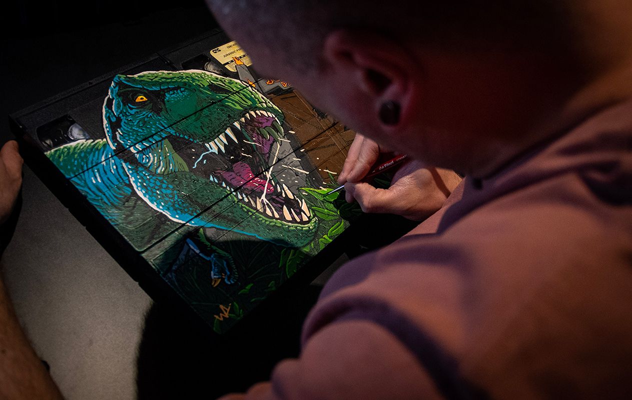 Wesley voorziet oude VHS banden van hele coole kunst