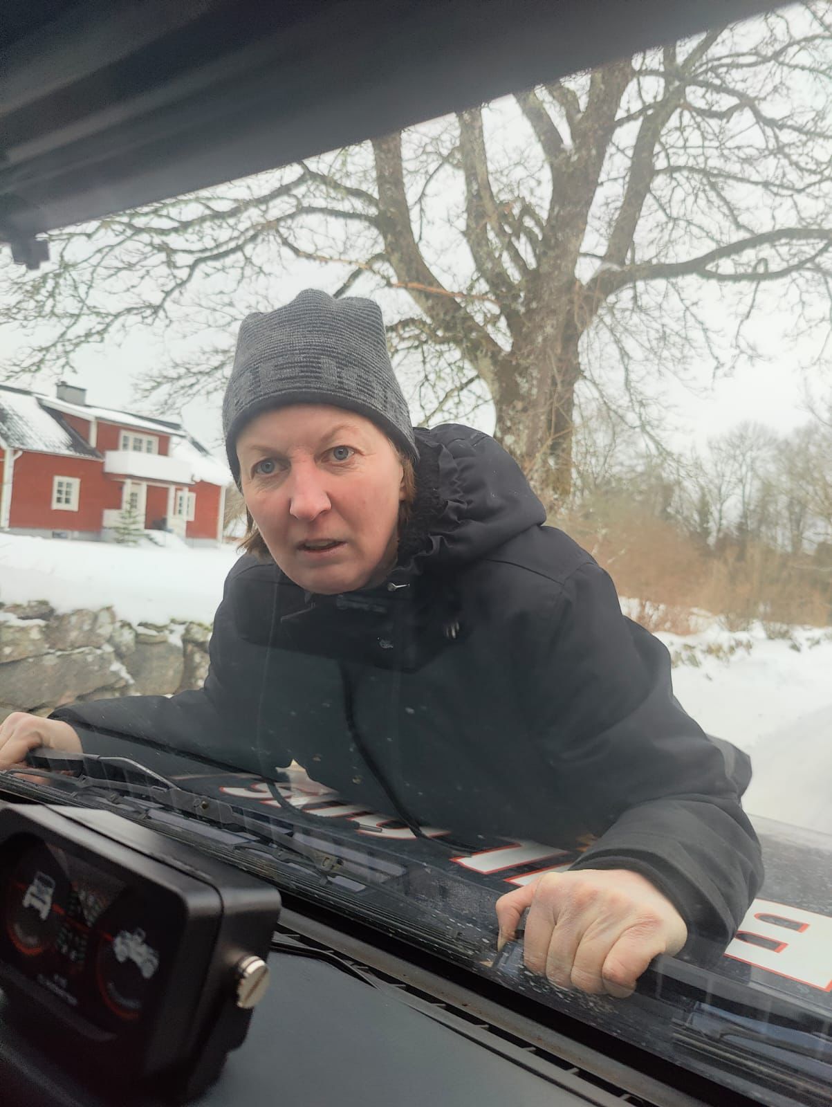 Carbage Run Winter edition 2024 to Helsinki: Deelnemer heeft vrouw op de motorkap