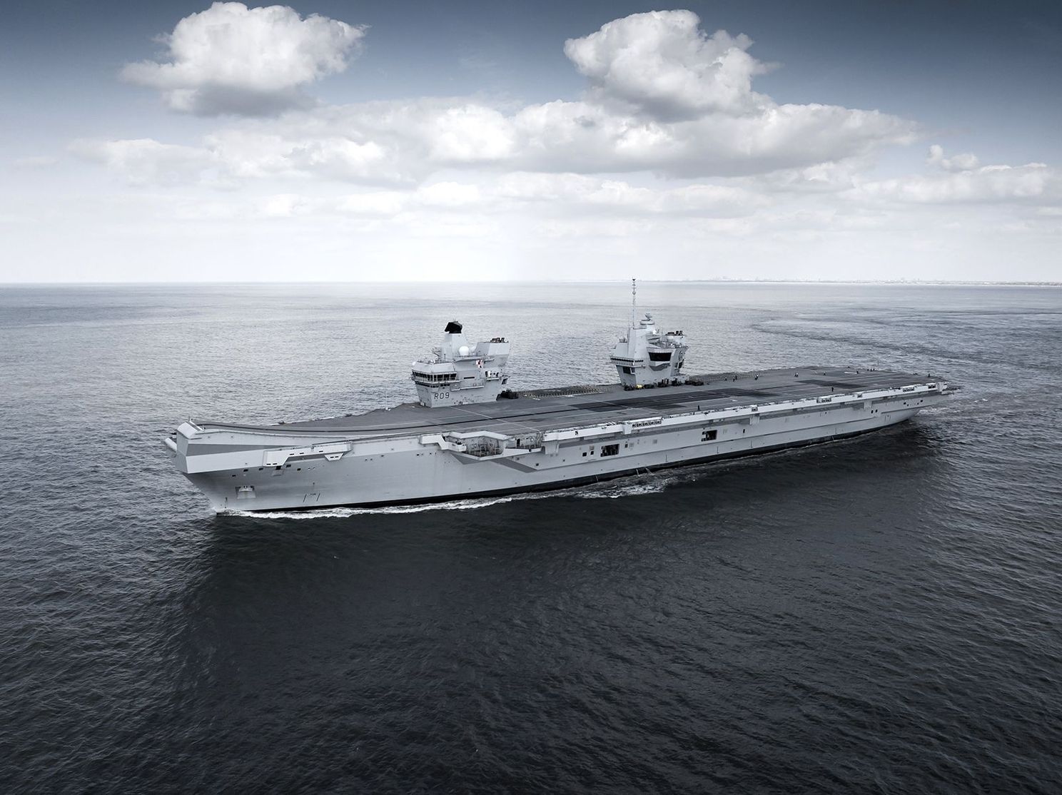 Fotograaf maakt nog brutere drone beelden van vertrek vliegdekschip HMS Prince of Wales
