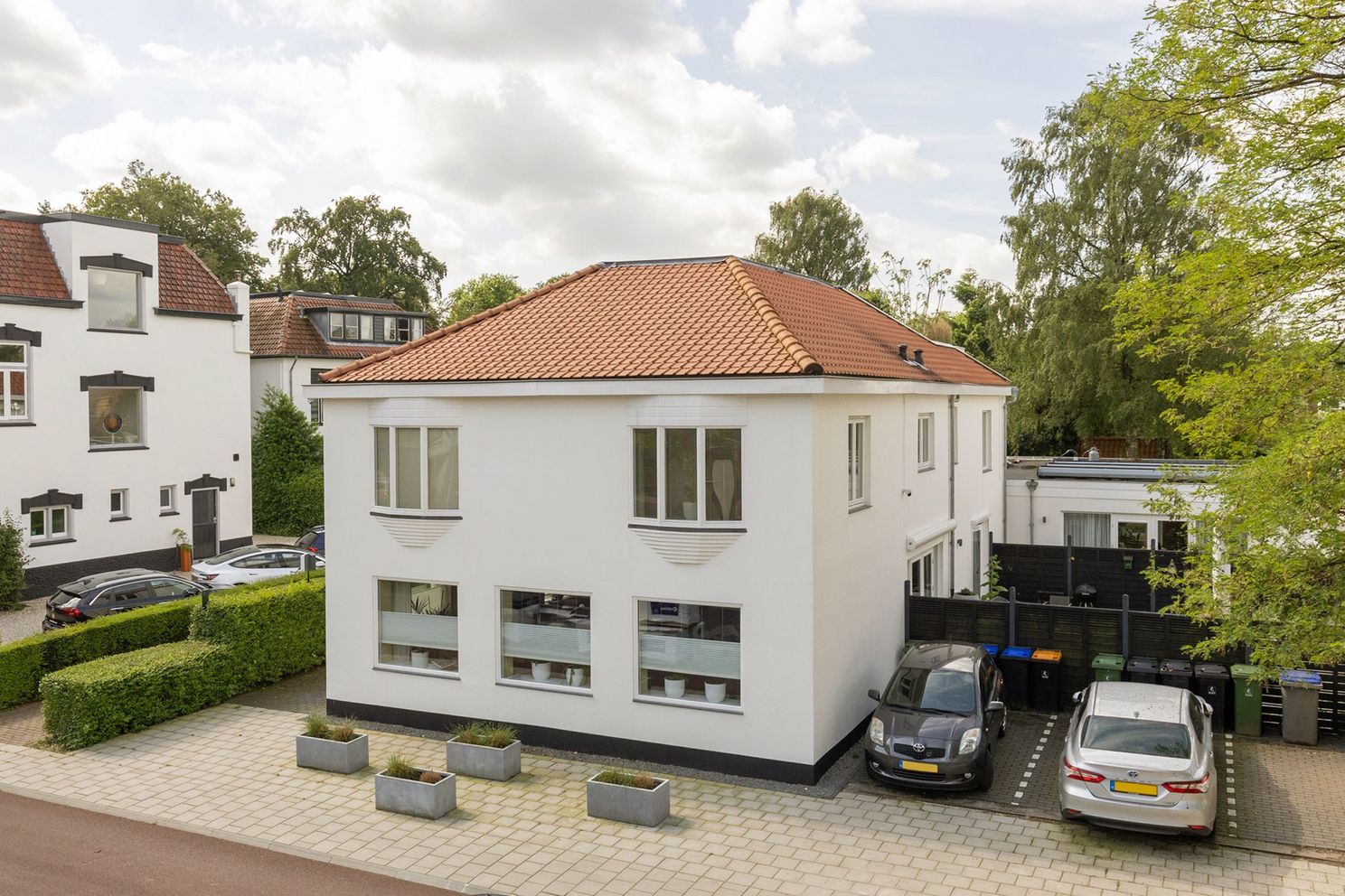 Even binnengluren in het te koop staande luxe appartement van Bram Krikke