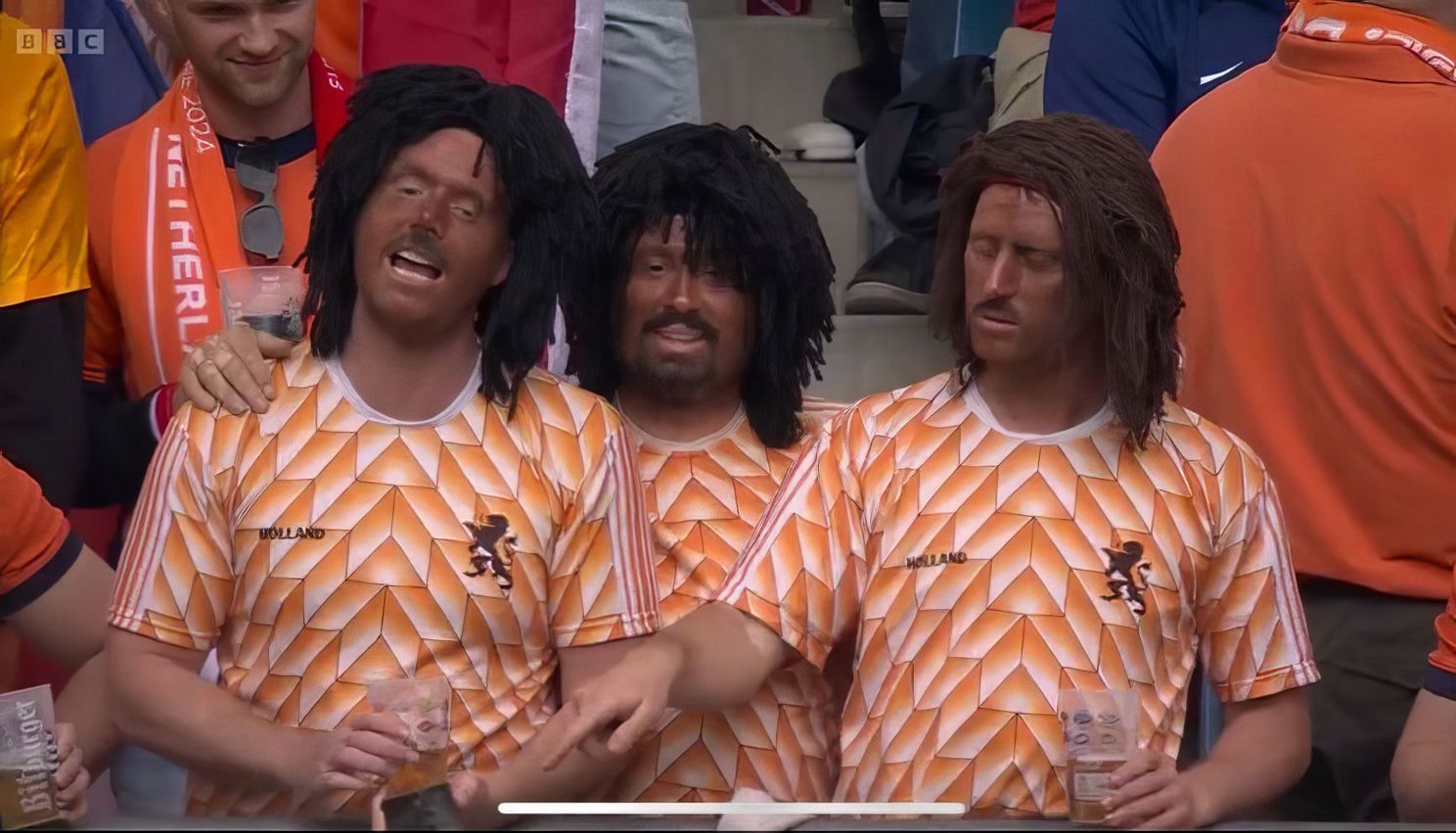 picture vk buitenlandse kijkers walgen van drie als ruud gullit verklede oranje fans in het stadion